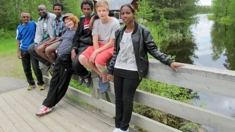 Från och med midsommarafton ska Selholmen fungera som en mångkulturell mötesplats i Älvsbyn. Det ska bland andra det här gänget se till. Från vänster: Ahmed Hassan, Michel Ntoto, Abdalla Hassan, Ida Sandberg, Henok Tesfaldet, Jonathan Dahlberg och Saredo Ahmed.