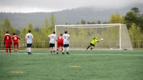 David Granberg är vanligtvis utespelare men har på grund av skada hamnat i målet. Han gjorde ett par snygga räddningar under matchen mot Arjeplog, men fingrarna var lite väl korta för den här straffen lagd av Ali Sajad Noori.