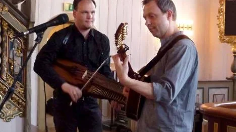 För några år sedan slog sig de två musikerna Johan Hedin och Esbjörn Hazelius ihop, bildade duo och gav ut skivan "Om du ville människa heta".