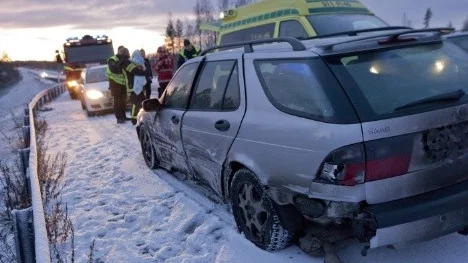 Olycksbilen snurrade runt på E4 och skrapades rätt ordentligt mot både mitt- och sidoräcke. Ingen människa kom dock till skada, men mor och barn fördes till sjukhus för kontroll.