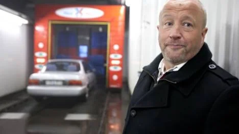 Mikael Åström, vd OK Piteå, beklagar att två unga kvinnor glömdes bort och blev inlåsta i bensinstationens tvätthall. "Det får inte hända", säger han.