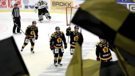 En talande bild. Jublande hemmafans hyllar Skellefteåspelarna medan AIK-målvakten  Viktor Fasth deppar. Skellefteå vann den tredje semifinalen och är på väg mot en ny final.