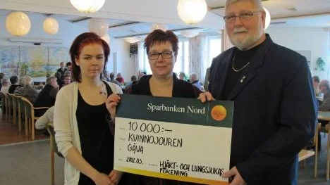 I tisdags överlämnade Sven-Ove Lundberg, ordförande i Hjärt- och lungsjukas förening i Älvsbyn, en penninggåva till kvinnojouren Pärlan, för dagen representerad av Rebecca Hjort (till vänster) och Anki Hjort.
