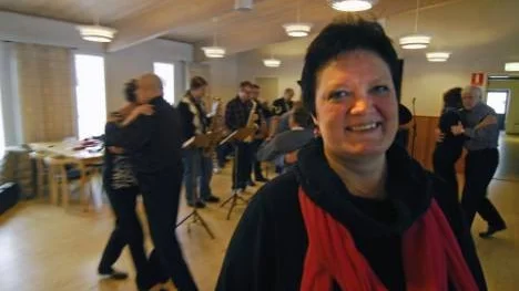 Ingrid Holmström-Pavval, kyrkoherde i Arvidsjaur, gläds åt den goda uppslutningen till lördagens danstillställning i församlingshemmet. "Varför inte bjuda upp till dans oftare?" säger hon.