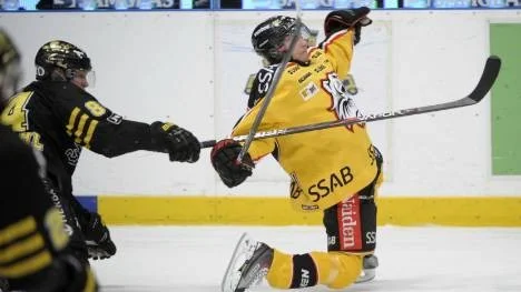 Luleå Hockey är på väg att krascha i kvartsfinalserien mot AIK, precis som Kim Karlsson på bilden. AIK vann fredagskvällens match med 4-1 och har nu 3-1 i matcher. Därmed måste Luleå vinna tre raka för att ta sig till semifinal. Tufft.