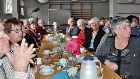 För femte gången samlades seniorer till en gemensam träff där inga krav ställs på medlemskap i en pensionärsförening. Man kan bara droppa in och ha en trevlig kväll tillsammans med andra seniorer.
