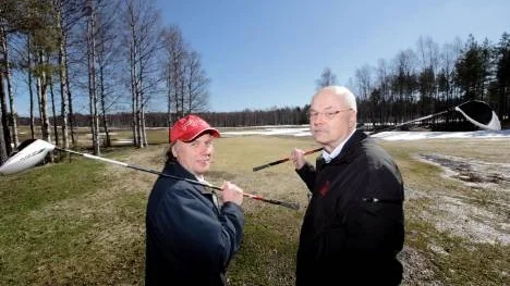 Piteå GK:s klubbchef Ulf Åberg och ordförande Ove Marklund fortsätter att satsa på anläggningen ute på Nötön. Inom kort påbörjas bygget av en ny korthålsbana där vem som helst, inte bara medlemmar, kan komma och spela mot en avgift.