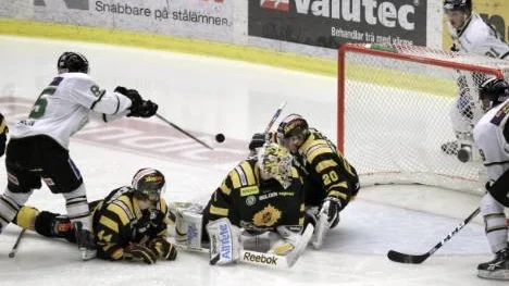 Här avgörs fjärde finalmatchen. Mikael Johansson (85) slår på tennis in 2-1 för Färjestad, bara 35 sekunder in i den fjärde perioden. Rena kallduschen för Skellefteå som dominerat i tre perioder. Nu leder Färjestad finalserien med 3-1 och kan avgöra på söndag.