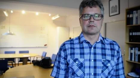 Kommunchefen Magnus Nordström är en av de sju högsta chefstjänstemännen som inte bor i Älvsbyn. Enligt honom har det ingen betydelse var cheferna bor så länge de kan vara i Älvsbyn på dagarna.