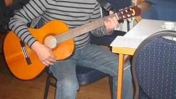 Sikfors egen okrönte trubadur Ulf Viklund serverade god musik.