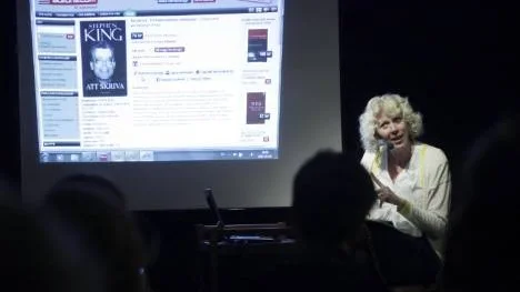 Barbara Voors har ofta jobbdrömmar om sina böcker. "Jag tror på att vi människor har ett kollektivt undermedvetet, att vi delar myter, föreställningar och berättelser världen över vid olika tidpunkter. Vi har kollektiva villkor och när vi drömmer rör vi oss i det kollektiva medvetandet" , sa hon.