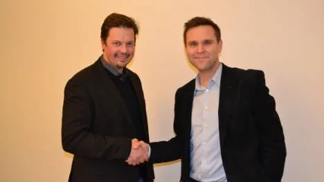 Anders Berglund, (till vänster) vd för Fortlax och Tobias Mård, vd för Exait, skakar hand på överenskommelsen att flytta Exaits servrar till Fortlax.