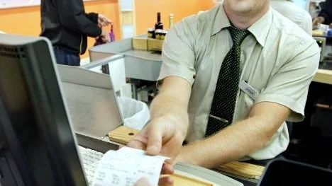 Johan Backman, som jobbar på Systembolaget, tycker att lagen borde ändras eftersom det är så få som vill ha kvitto när de handlar.
