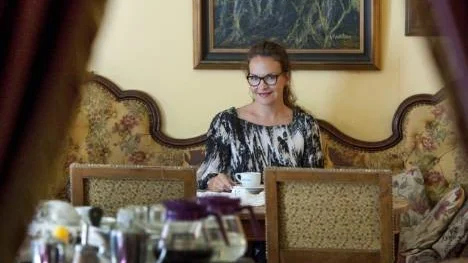 Elin Ek,  mest känd som Grynet i SVT, har skrivit boken "Supertanten". En hyllning till alla tanter, med recept, stick- och virkbeskrivningar och goda råd om hur man blir en äkta tant.