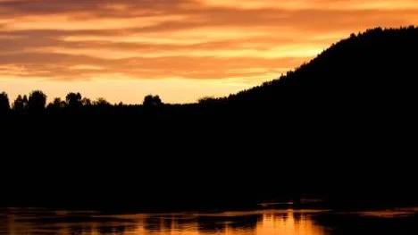 Den vackra natthimlen lyser orange.