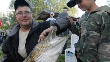 Jan Fjellström och sonen Erik med gäddan som Erik fångade i samband med Racksunds fiskefestival.