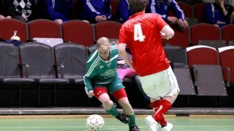 Elin Olsson tillhörde Svensbyns profiler när Domarcupen i fotboll för division 5 och 6-lag spelades i Norrmalmias sporthall. Eftersom så många lag ville vara med hade speltiden i matcherna kortats till 1x15 minuter. Öjebyn 2 var klart för final vid PT:s pressläggning. Motståndare blev Alterdalen 2 eller Norrfjärden.