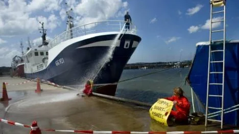 Internationella människorättsorganisationer har sedan länge kritiserat fiskeavtalet mellan  EU och Marocko då detta inkluderar de västsahariska fiskevattnen. Nu är detta avtal uppe för omförhandling och förlängning.