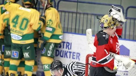Deppigt för målvakten Oskar Sehlstedt och Piteå Hockey. Förlusten mot Björklöven betyder att det inte blir något play off - i stället ett rekordtidigt slut på säsongen.