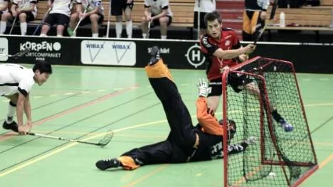 Här gör John Wirkola 5-3 för Wibax Patriots i den spännande matchen mot jumbolaget Gimonäs. John gjorde totalt två mål i den nykomponerade kedjan med bröderna Jakob och (som gjorde 2-0-målet) Johan Söderström.