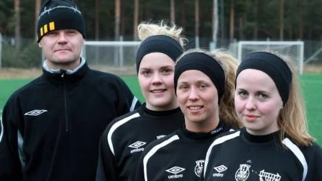 Peder Rending är ny som tränare i Blåsmark/Svensbyn den här säsongen. Här är han tillsammans med tre betydelsefulla spelare, från vänster: Julia Viklund, Lina Viklund och Maja Eriksson. Tre 93:or.