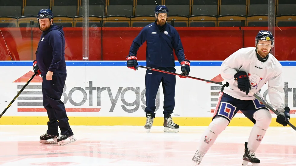 På prao för en dag. Sanny Lindström (i mitten) hängde med LHC och inte minst med tränaren Klas Östman för ett framtida reportage i C more om vad som händer bakom kulisserna.