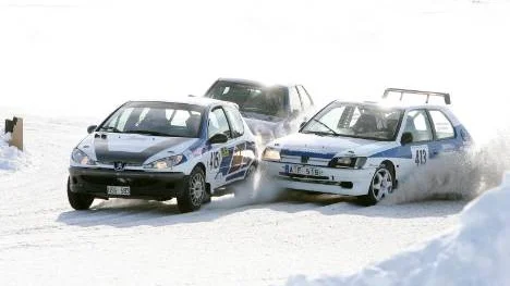 Kenneth Andersson, Piteå, i kamp med Peter Johansson, Morjärv, i rallyklassen.
