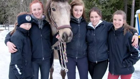 Här är Piteå Ridklubbs ponnylag som inleder säsongen i dag, fredag. Från vänster: Cornelia Johansson, Olivia Nordberg, Gino, Ebba Mickelsson, Ida Olsson och Filippa Gould. I fjol tog sig ponnylaget till SM-final i Strömsholm. Saknas på bilden gör Lydia Granström och Denice Johansson.