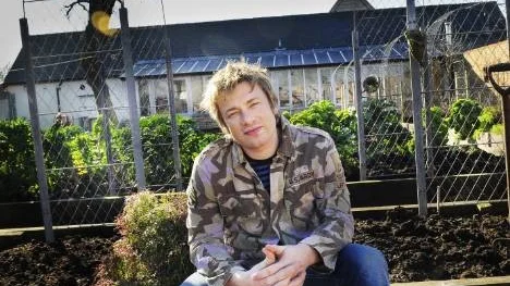Kocken Jamie Oliver hemma på familjens gård i Essex. Bilden kommer från snygga favoritprogrammet "Jamie at home".