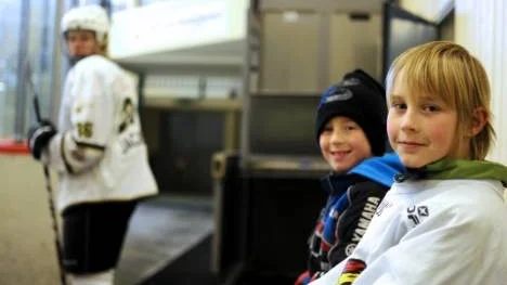 Hockeyspelarna i Älvsbyn fick beröm av Axel Eklund och Johan Knuts trots underläget. Stationerade vid omklädningsrummet tyckte älvsbypojkarna till om spelet. "De måste försvara mer", säger Axel Eklund, sju år (i bakgrunden).