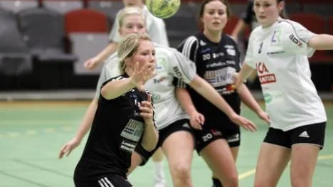 Julia Grahn glänste i damderbyt. Hon gjorde nästan lika många mål som Strömnäs (20). Julia satte 15 fullträffar.