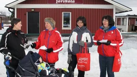 Skiftarbetande mamman Ann Karlsson (till vänster), här med sonen Theo, välkomnar Kommunals kampanj för flexiblare öppettider i förskolan. Sektion 7 i Älvsbyn representerades i måndagens aktion av Ann-Sofie Wåhlström, Mona Nilsson och Marianne Karlsson.