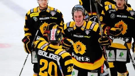 Tim Erixon är jublande glad sedan Skellefteå avgjort 8.13 in i den fjärde perioden. Ett mål som Mikko Lehtonen prickade in. Därmed har Skellefteå kopplat greppet om kvartsfinalserien mot Linköping.