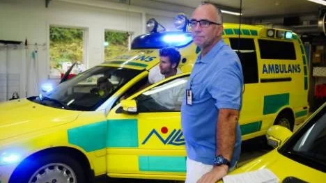 Ronny Grundström, enhetschef för ambulansen i Älvsbyn, har prövat allt för att minska övertidskostnader, berättar han. "Vi har trixat och vridit och vänt på scheman". Enheten hade 1200 utryckningar förra året.