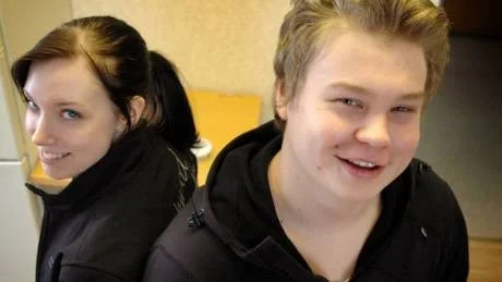 PÅ VÄG UT I ARBETSLIVET. Rebecca Norberg och Martin Bergström är avgångselever på Elprogrammet. De är positiva till Jobbjakten. "Det känns tryggt att få träffa arbetsgivarna", säger Martin.