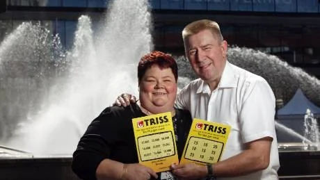 GLADA. Brita Fredriksson och maken Hans skrapade hem storvinsten i direktsändning.  Foto: Sören Andersson