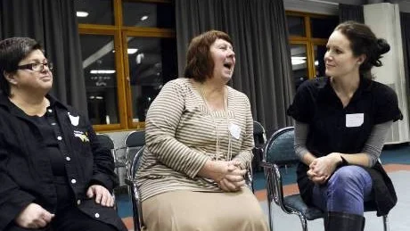 OANADE MÖJLIGHETER. "När man träffas och pratar med varandra får man nya tankar och idéer och det känns som att det finns oanade möjligheter", säger Arvidsjaurs kulturchef Kristina Grubbström, som deltog i Riksteaterns möte i lördags tillsammans med bland andra Gudrun Karlsson (till vänster), ordförande i Haparandas teaterförening och Therese Tallhamn (till höger), Riksteaterkonsulent i Norrbotten.