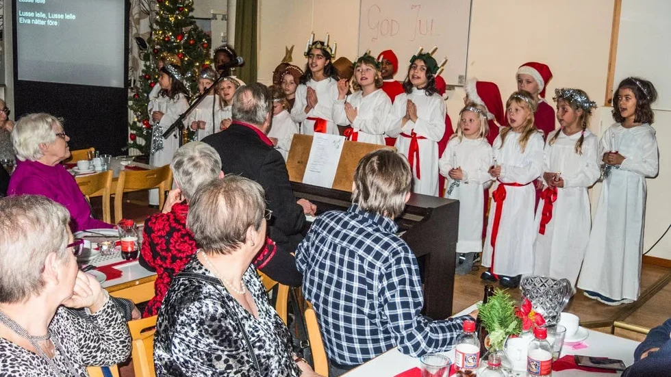 Satte punkt. Elever från Råneskolan lussade vid PRO:s avslutning av verksamhetsåret 2015.
