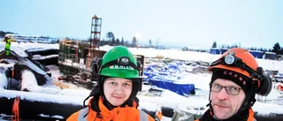 De arbetar utomhus trots sträng vinterkyla