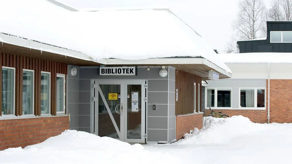 Uppskjutet. Vatten fortsätter att rinna in i biblioteket i Norrfjärden och öppnandet är ännu oklart.