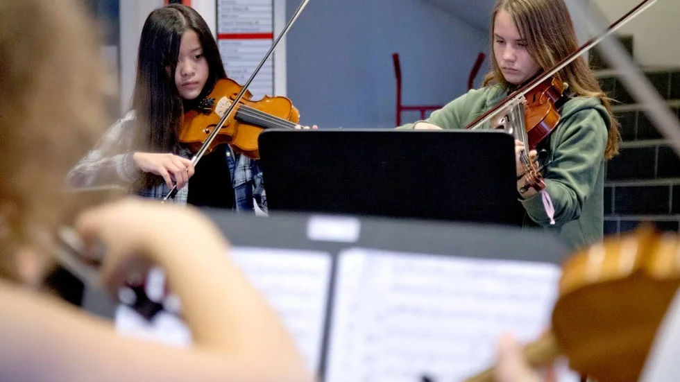 Bild från NUS läger i Piteå 2013. Felicia Lövkvist från Boden och Gabriella Artursson, Luleå, satt i Acusticums foajé med de andra i stråksektionen när Marie-Louise Klestrup Röijezon instruerade dem.