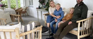 Frida och Dennis lämnade drömhuset vid sjön för en gammal gård på landet: "Har inte saknat det"