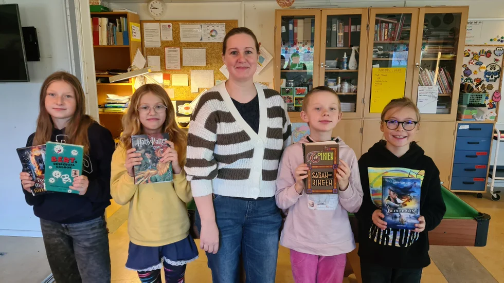 Här är eleverna i klass 4 vid Stadsöskolan i Gammelstad som gillar att läsa. Fr v Signe Sjöberg, Hlin Winell, läraren Jonna Lindberg, Bo Sterner Ruuth och Otto Lindberg