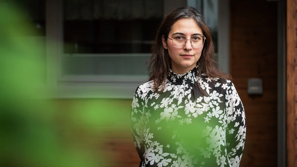 Marmar Moshfeghi beskriver sig själv som från medelklassen, privilegierad och utbildad. "Jag var inte gift i Iran och hade inte de problem som många andra kvinnor hade. Men för mig var frågan om sexualitet och kroppen någonting som jag upplevde och skrev om. Till exempel att man i Iran ska vara oskuld när man gifter sig, gatutrakasserier och kroppslig autonomi."