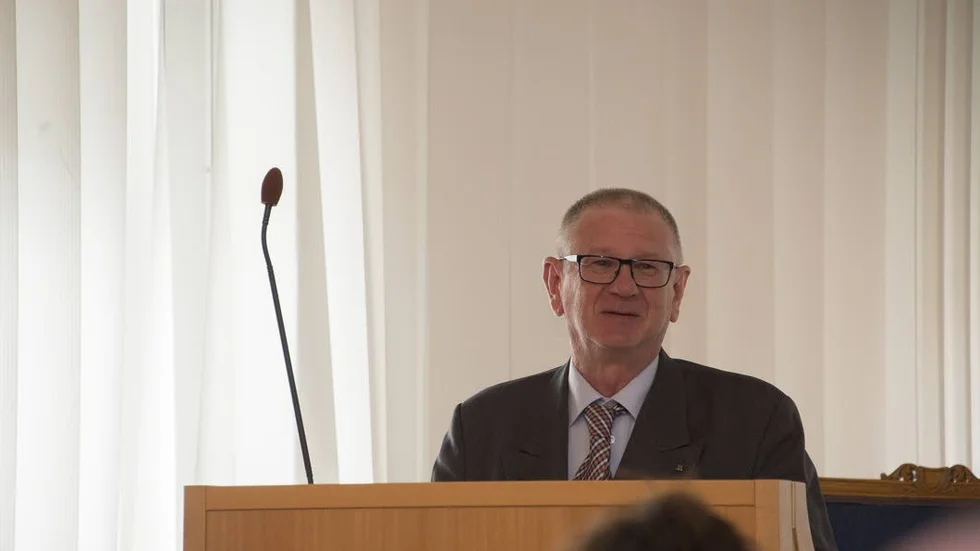 Fundersam. Lars Ralph (M) ställde vid måndagens kommunfullmäktige en fråga gällande konkurrens mellan kommun och privata företag.