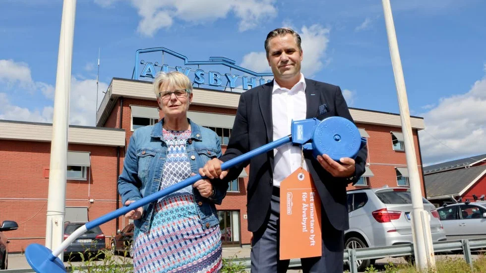 Kommunalrådet Helena Öhlund, fick på torsdagen motta ett stycke knapplift av Älvsbyhus vd Kent Johansson som en symbol för den skidlift som kommer att byggas på Kanis.