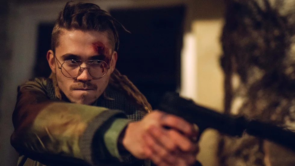 Felix Sandman som ekoterroristen Ash i thrillerserien "Last light". Pressbild.