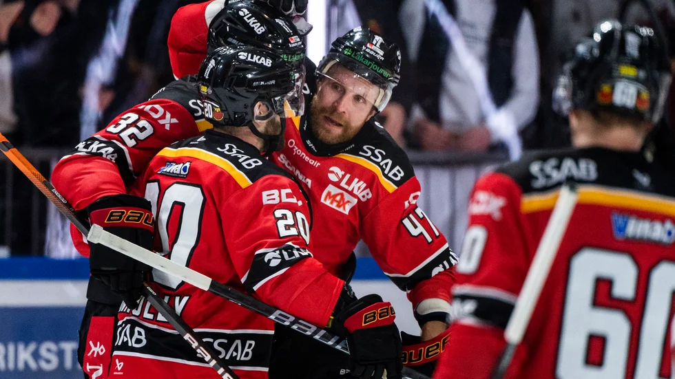 Jack Connolly och Leo Komarov klappar om matchhjälten Oscar Engsund.