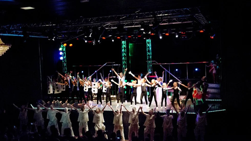 Finfint slut. Dance Directions dansshow avslutades med hundratalet dansare på scenen och framför. Mycket spektakulärt.