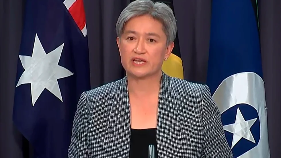 Penny Wong vid tisdagens presskonferens i Canberra.